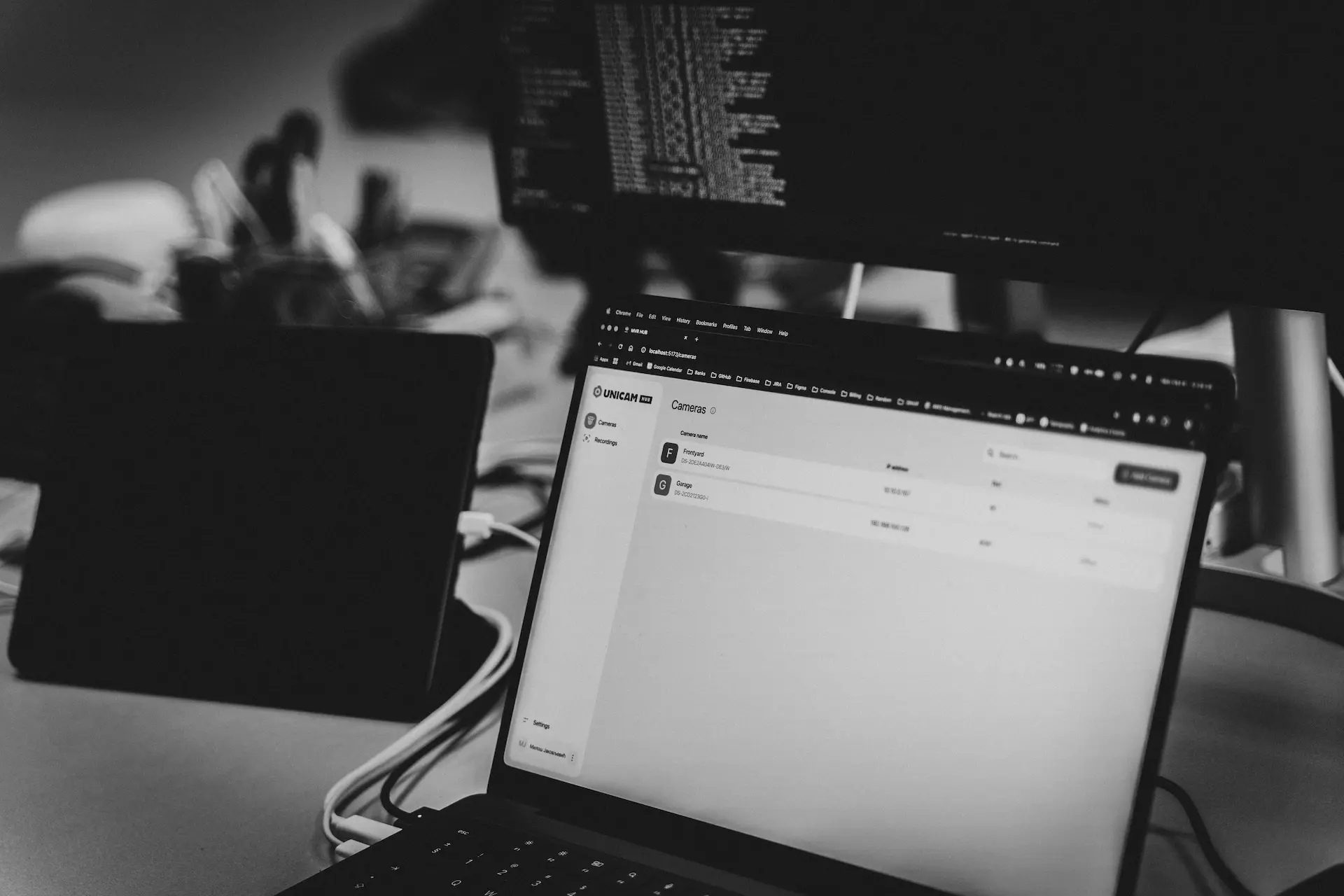 UniCam HUB managing multiple ONVIF IP cameras with motion detection and cloud storage